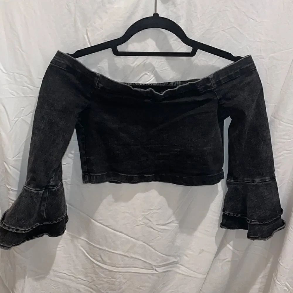 Open shoulder charcoal gray cropped top size S